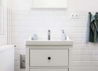 How to Clean Bathroom Tiles